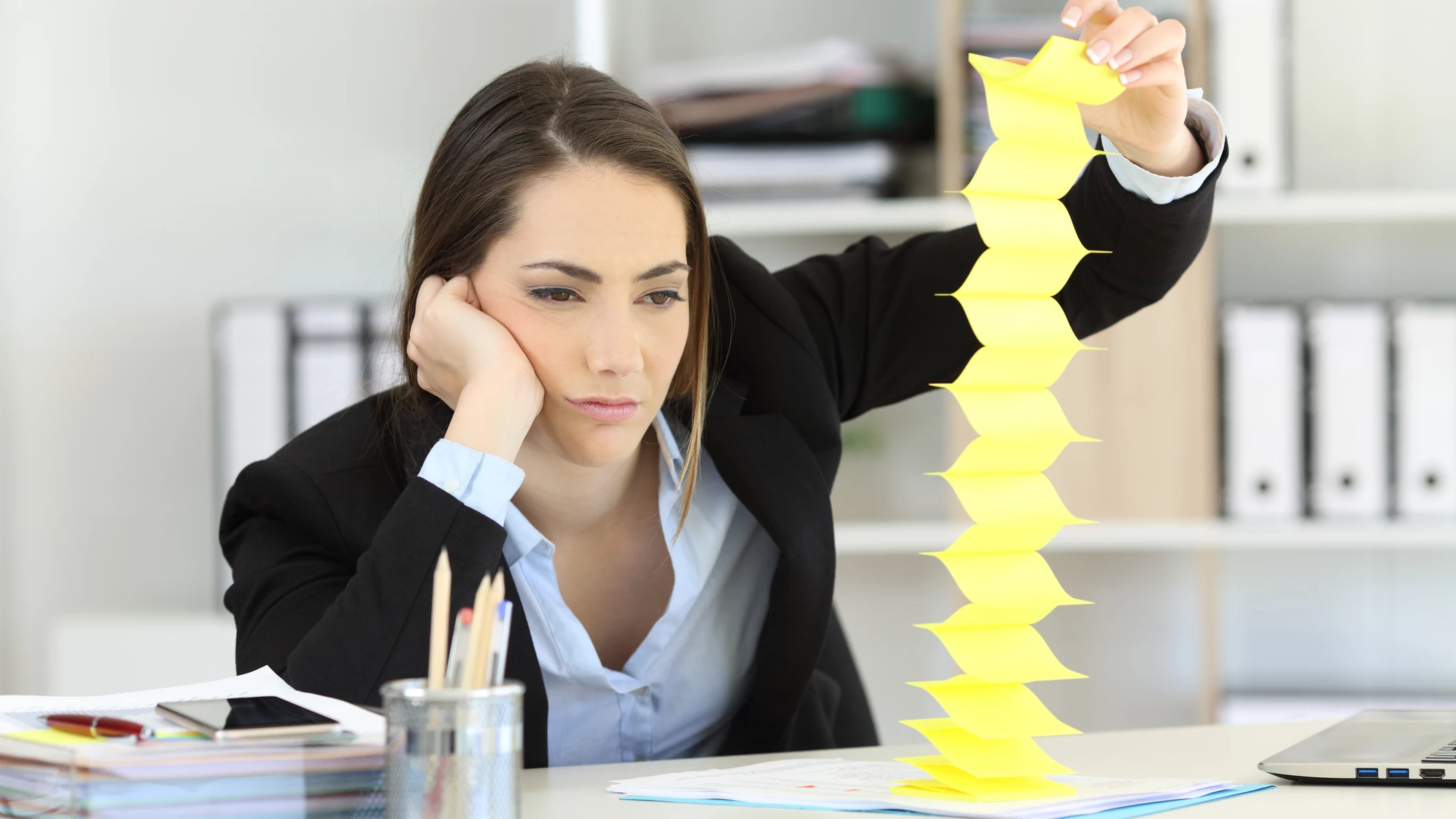 Síndrome postvacacional Mujer aburrida en el trabajo