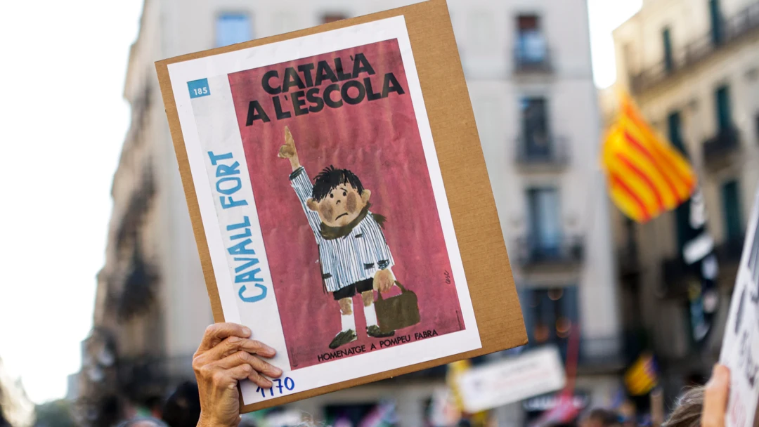 Imagen de archivo de una persona sosteniendo una pancarta en una manifestaci&oacute;n 