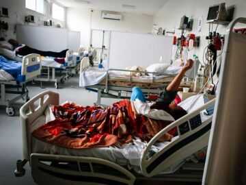 Un hospital con varias personas enfermas en su interior