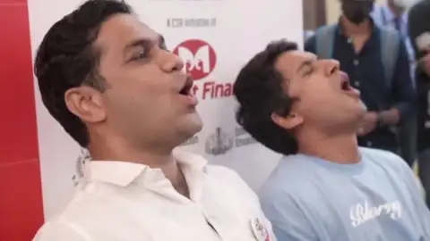 Hombres sufren dolores conectados a las máquinas Hombres sufren dolores conectados a las máquinas