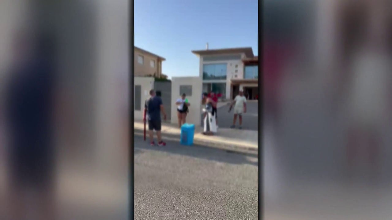 Nuevas imágenes del propietario que echó con un palo a los okupas de su casa: