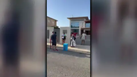 Un propietario echando de su vivienda a una familia okupa Un propietario echando de su vivienda a una familia okupa