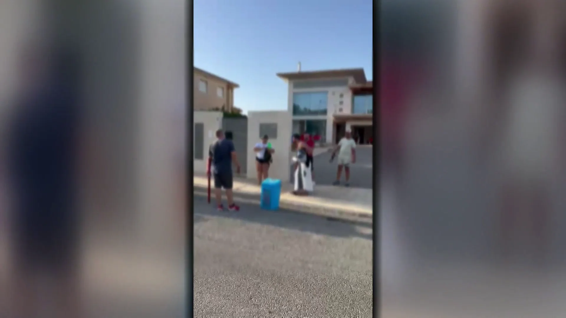 Un propietario echando de su vivienda a una familia okupa Un propietario echando de su vivienda a una familia okupa