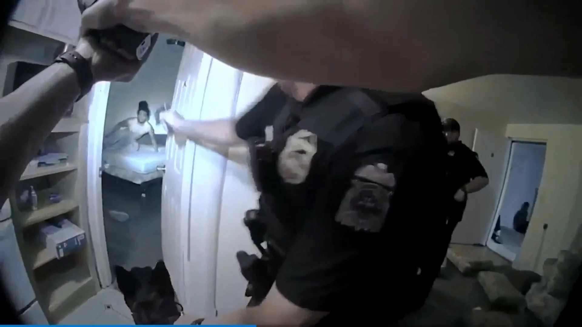 Polic&iacute;a mata a un chico en su habitaci&oacute;n
