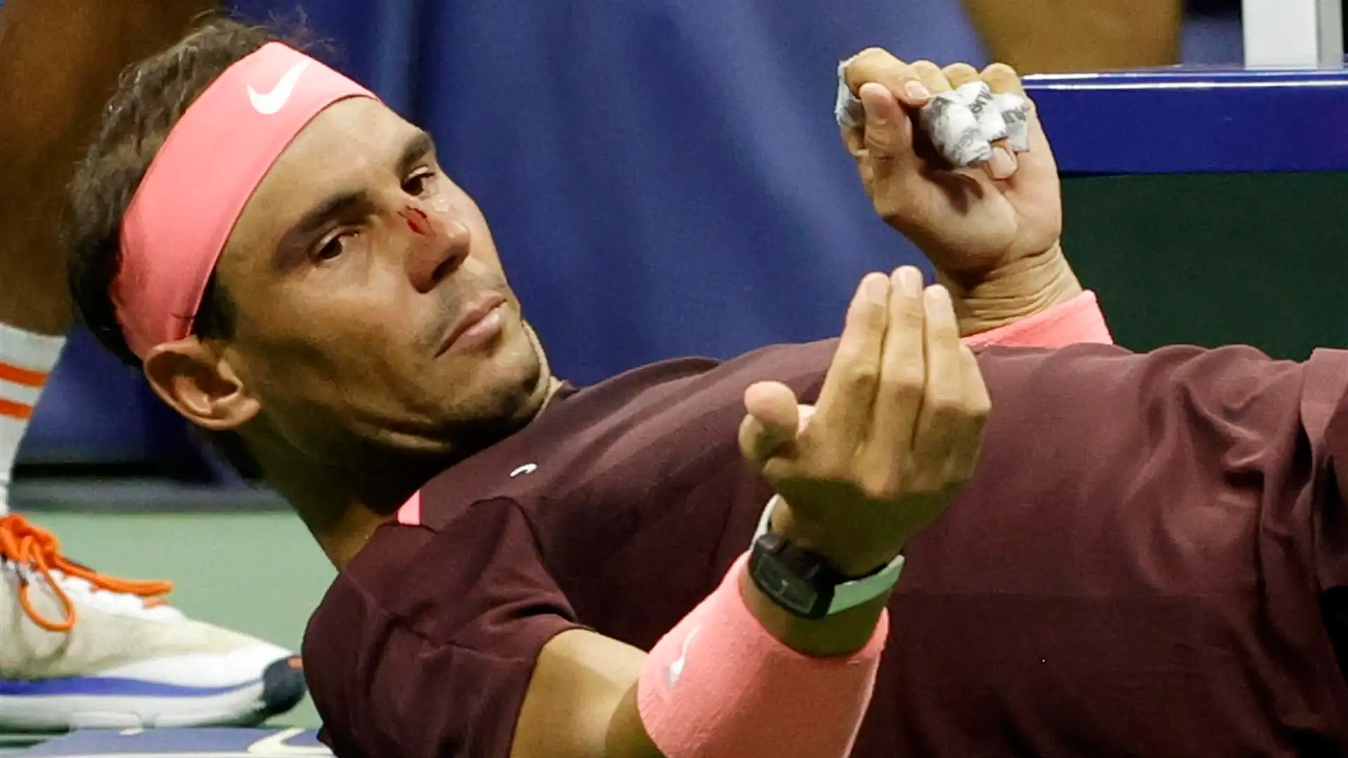Rafa Nadal se lleva un susto por un golpe en la nariz Rafa Nadal se lleva un susto por un golpe en la nariz
