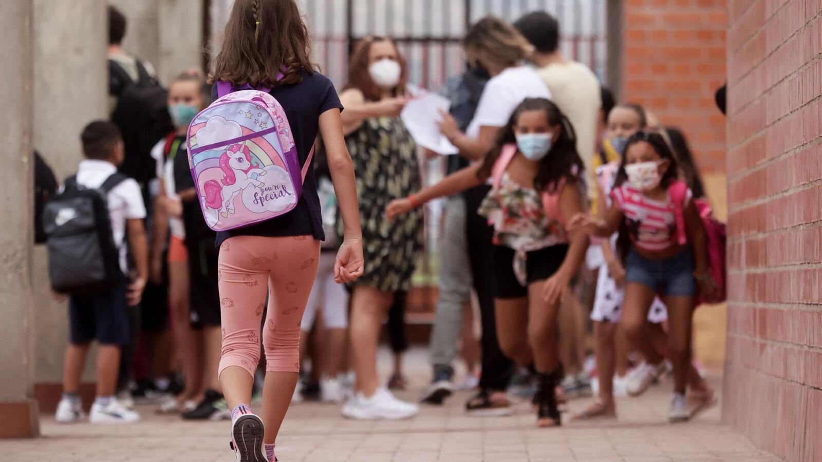 Sanidad elimina la ventilación permanente en las aulas y las restricciones covid en comedores