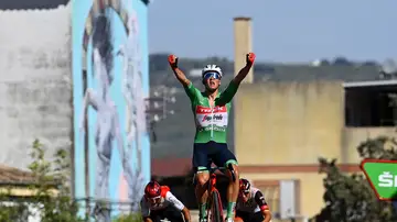Pedersen se impone al sprint en Montilla y Evenepoel mantiene el liderato de la Vuelta España