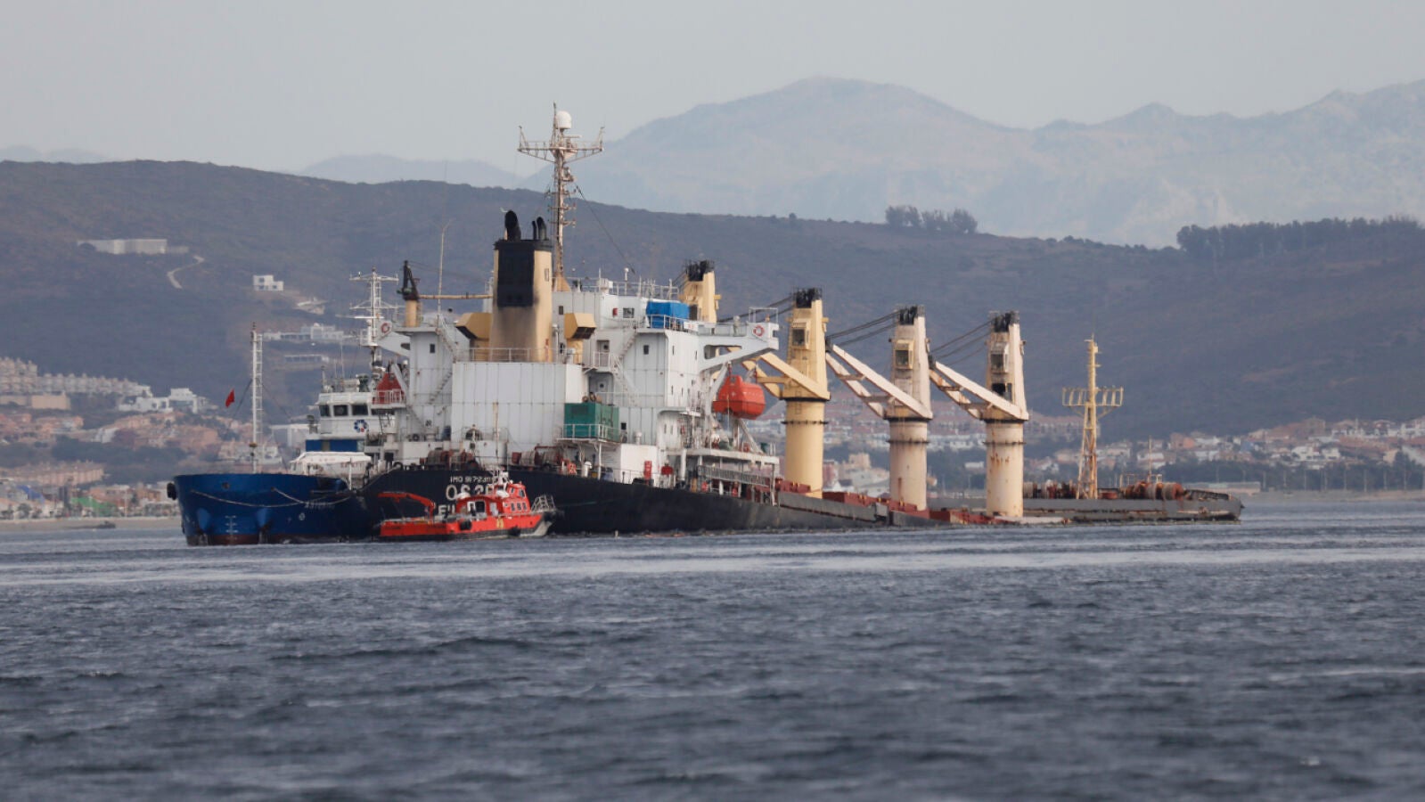 Fueloil, el combustible que se vertió en el mar tras la colisión del buque OS 35 en Gibraltar