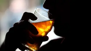 Una persona bebe un vaso de cerveza Una persona bebe un vaso de cerveza