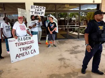 Seguidores de Trump protestan delante de la Policía Seguidores de Trump protestan delante de la Policía