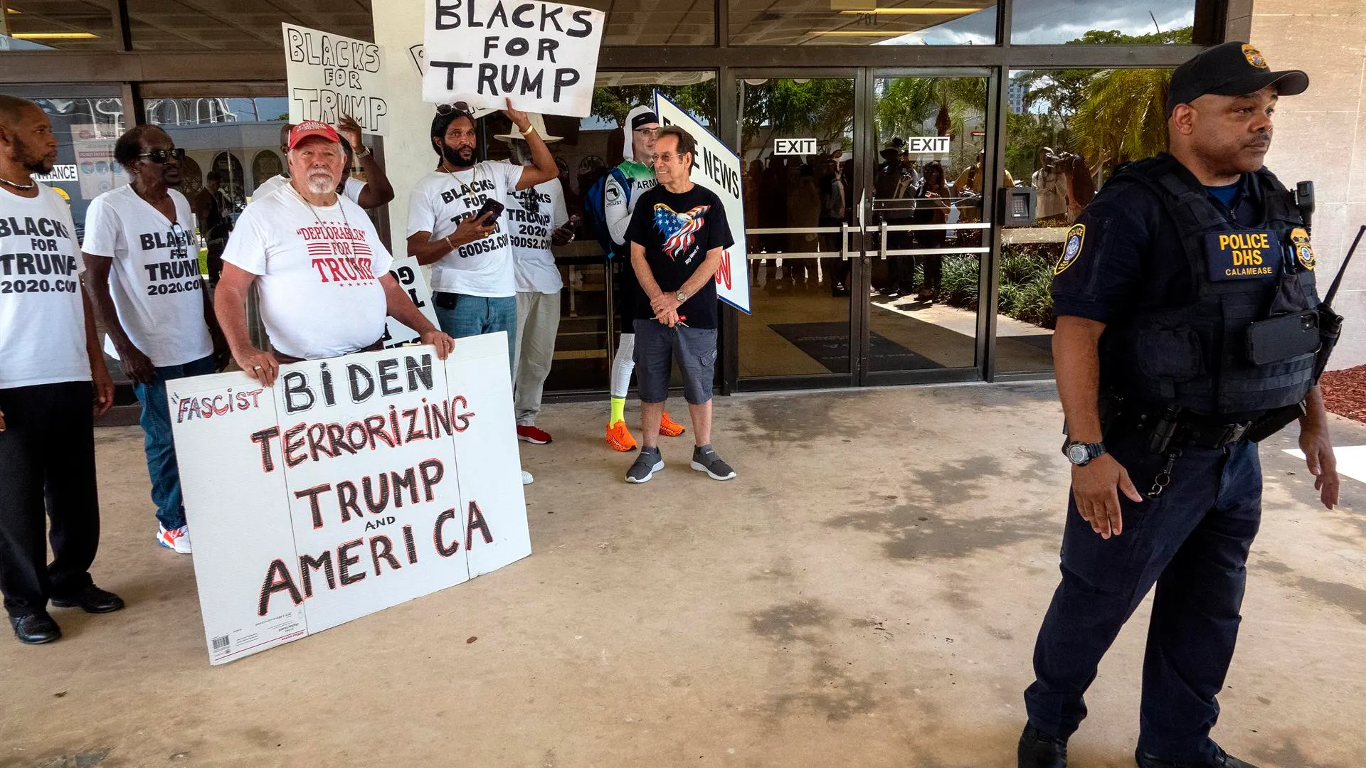 Seguidores de Trump protestan delante de la Policía Seguidores de Trump protestan delante de la Policía