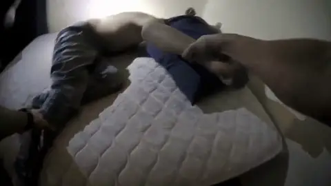 Aprieta el gatillo tras confundir el vapeador con un arma Aprieta el gatillo tras confundir el vapeador con un arma
