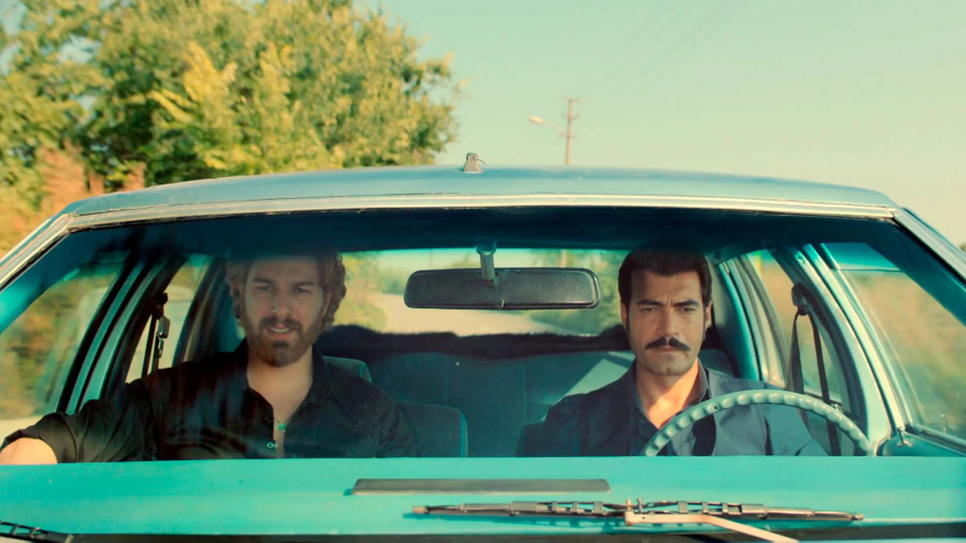 Demir y Fikret, aliados para encontrar a la persona que está saboteando a Demir