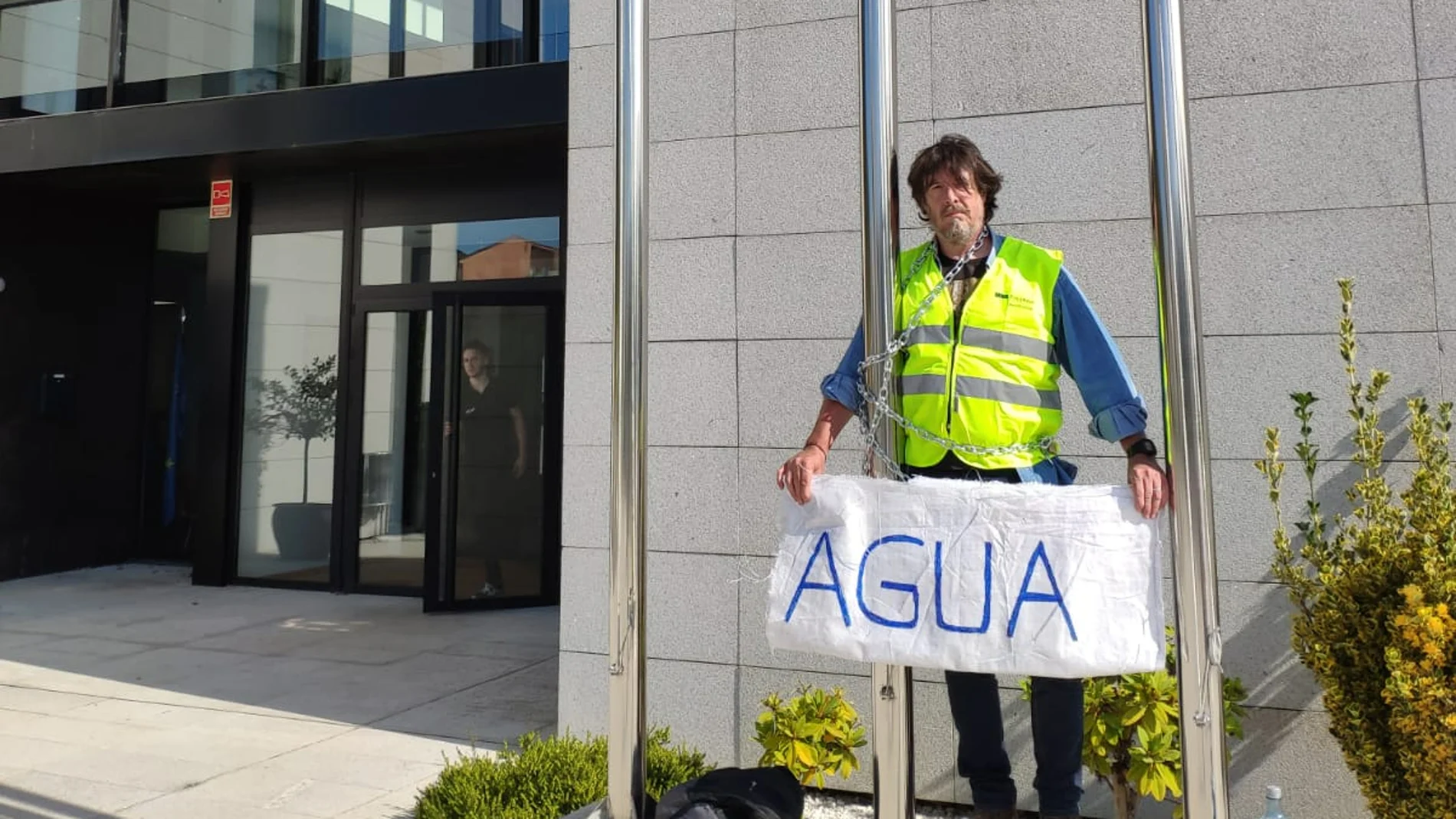 Pide al ayuntamiento el suministro de agua Pide al ayuntamiento el suministro de agua