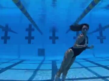 El increíble 'moonwalk' de la rusa Kristina Makushenko bajo el agua 