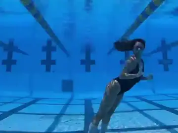 El increíble &#39;moonwalk&#39; de la rusa Kristina Makushenko bajo el agua 