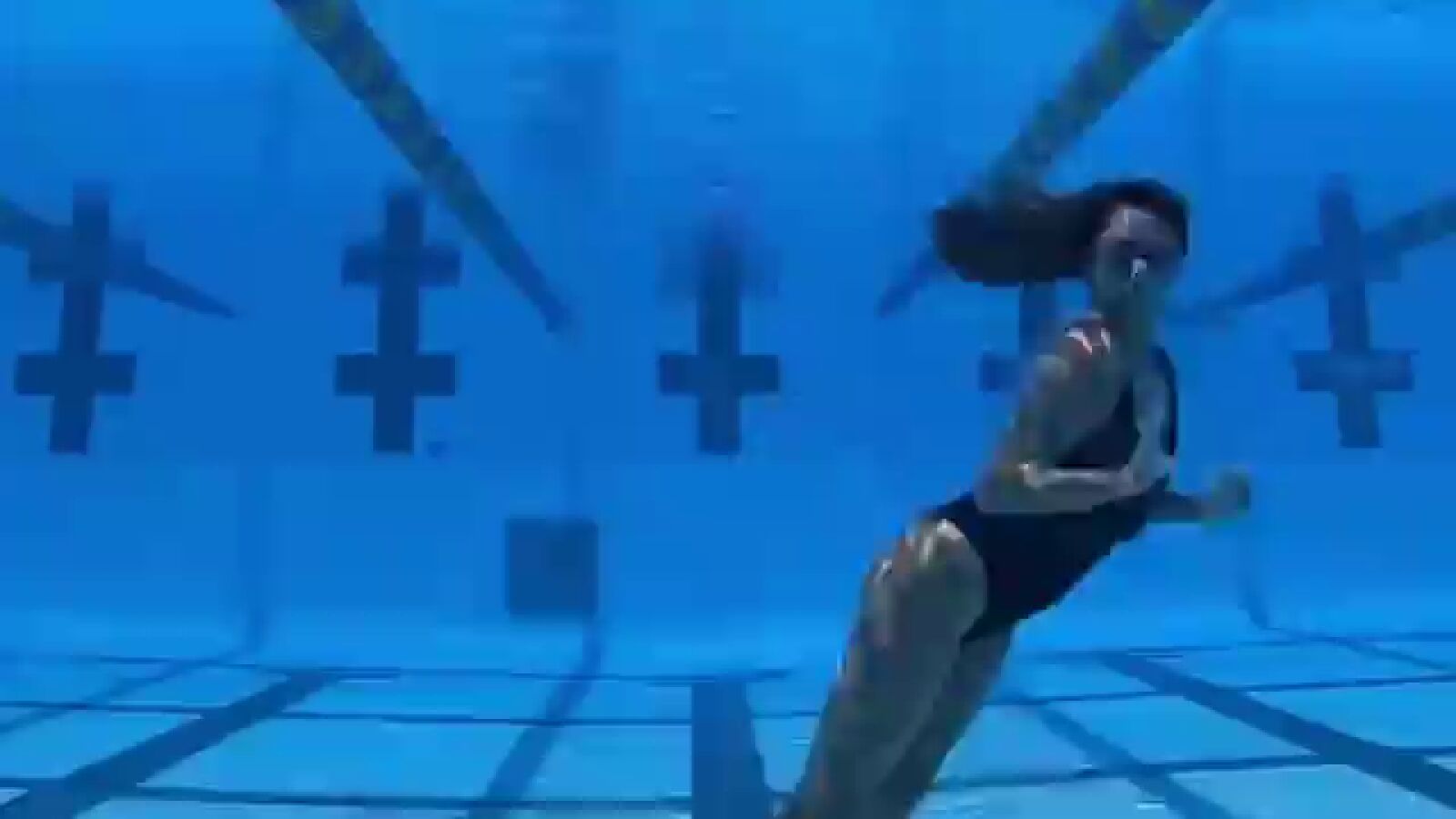 El increíble 'moonwalk' de la rusa Kristina Makushenko bajo el agua 