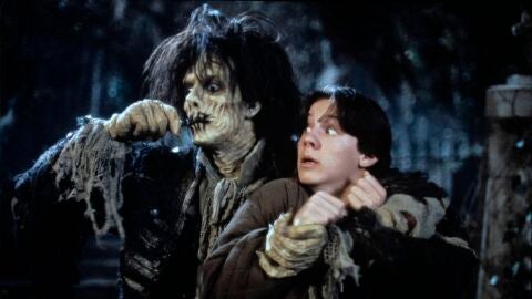 Omri Katz en 'El retorno de las brujas' como Max Denninson
