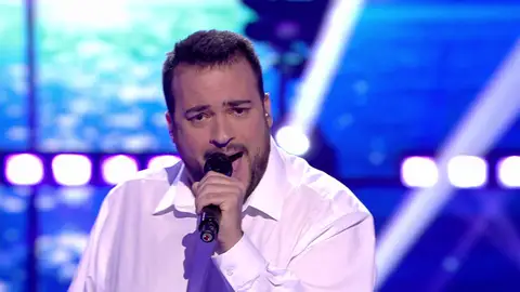 El plato sorpresa del camarero: su dulce voz al son de ‘Noches de bohemia’ El plato sorpresa del camarero: su dulce voz al son de ‘Noches de bohemia’