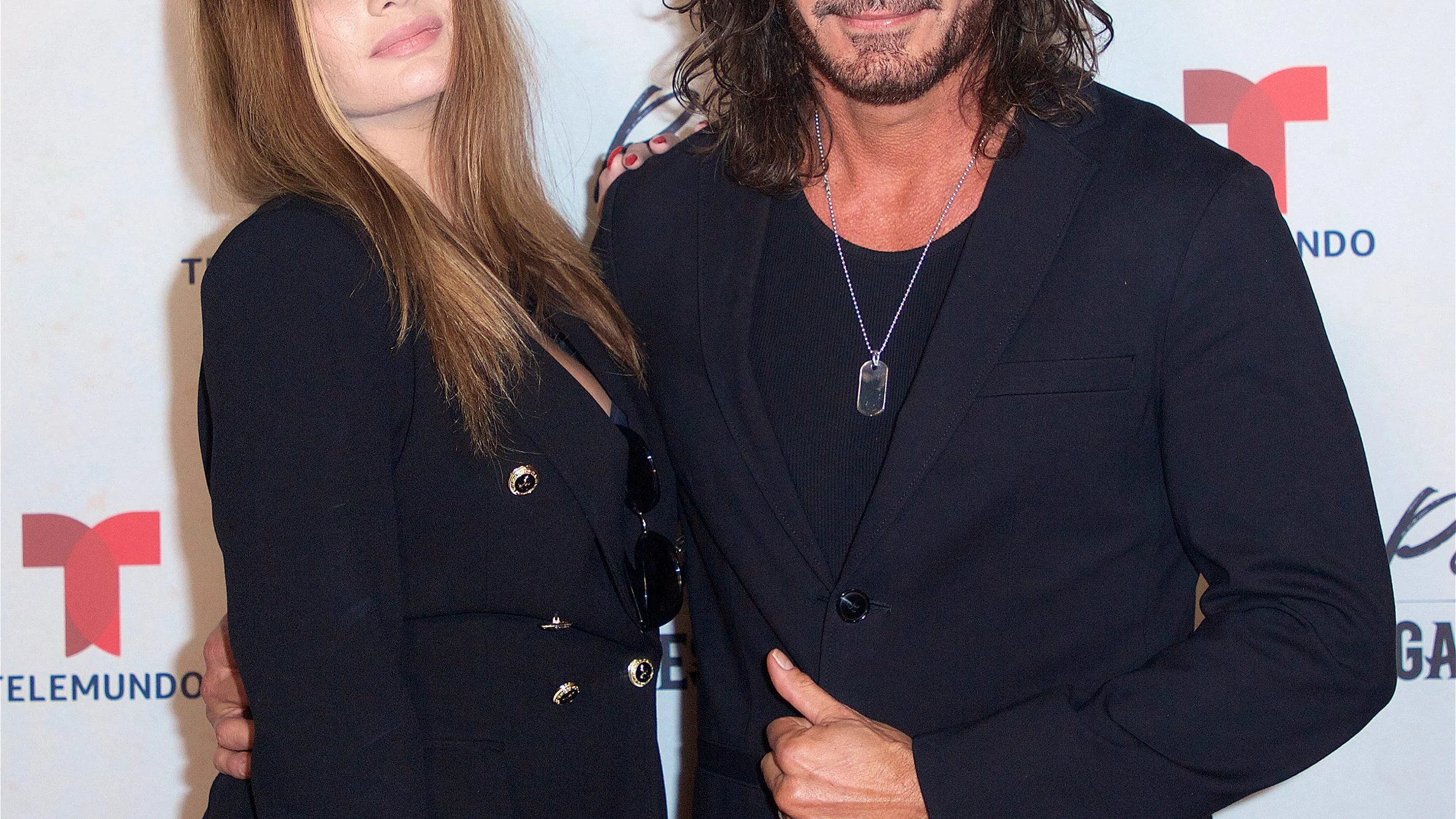 Mario Cimarro ('Pasi&oacute;in de Gavilanes') y su novia 