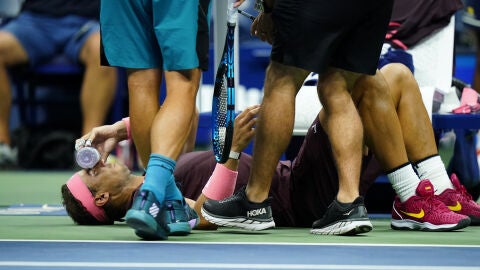 Rafa Nadal atendido tras golpearse la nariz