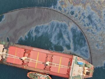 magen del buque granelero “OS35”, varado en la costa al Este de Gibraltar 