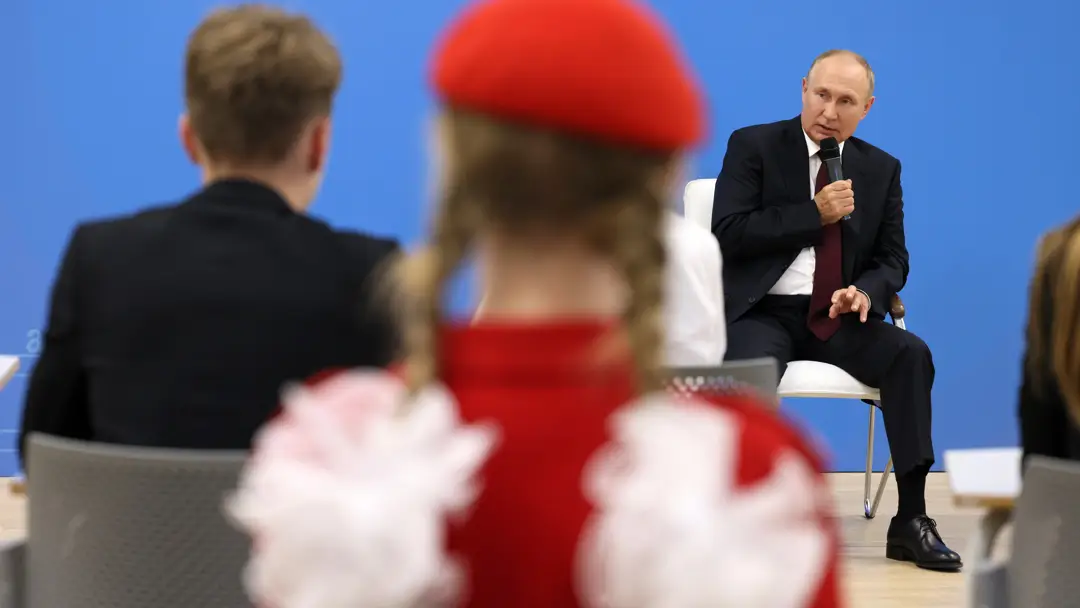 Vladimir Putin con alumnos en Complejo Educativo de Kaliningrado