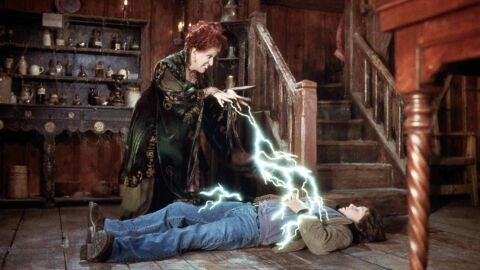 Omri Katz en 'El retorno de las brujas' como Max Denninson