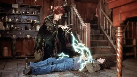Omri Katz en 'El retorno de las brujas' como Max Denninson Omri Katz en 'El retorno de las brujas' como Max Denninson