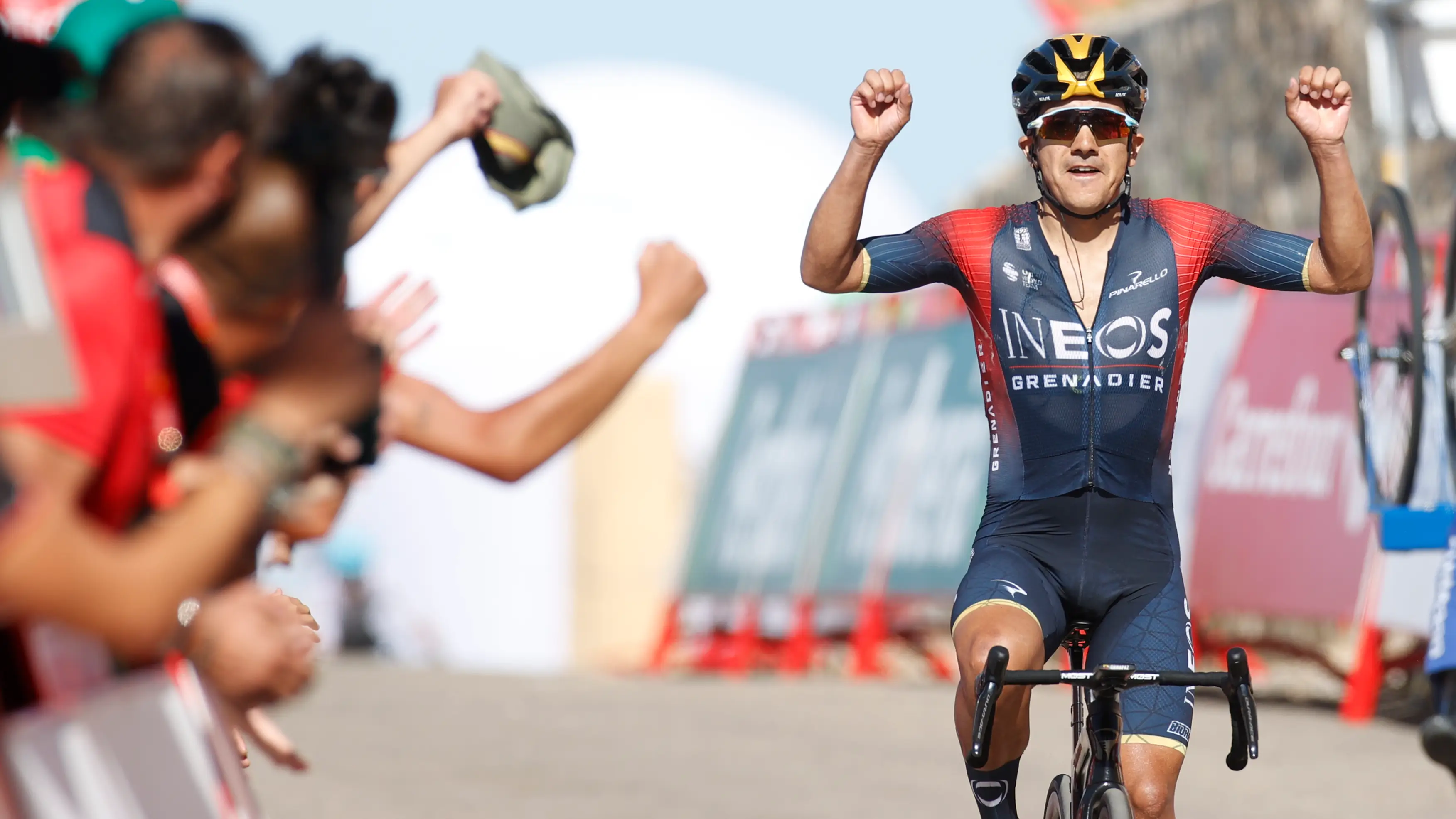 Carapaz se corona en la Pandera y Roglic recorta tiempo a Evenepoel Carapaz se corona en la Pandera y Roglic recorta tiempo a Evenepoel