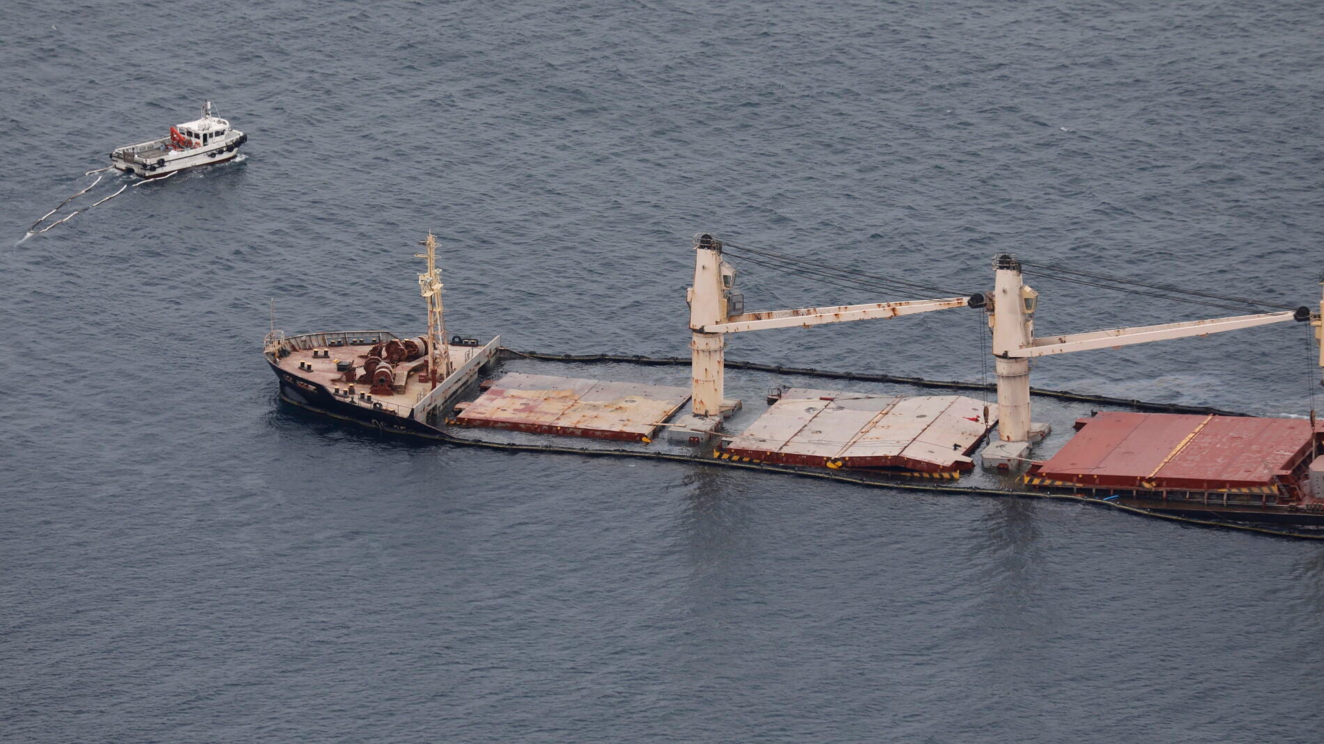 Manchas de petróleo llegan a la playa de Sandy Bay en Gibraltar mientras continúa la extracción de fueloil imagen