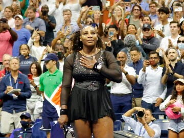 Serena Williams saluda a la grada tras caer eliminada en 3º ronda