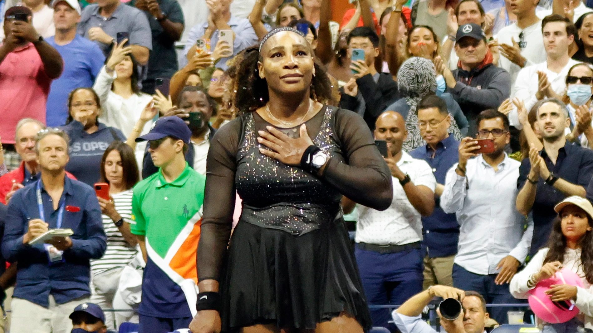 Serena Williams saluda a la grada tras caer eliminada en 3º ronda