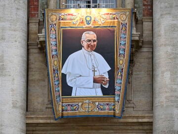 Imagen del papa Juan Pablo I en la fachada de la Basílica de San Pedro durante su beatificación