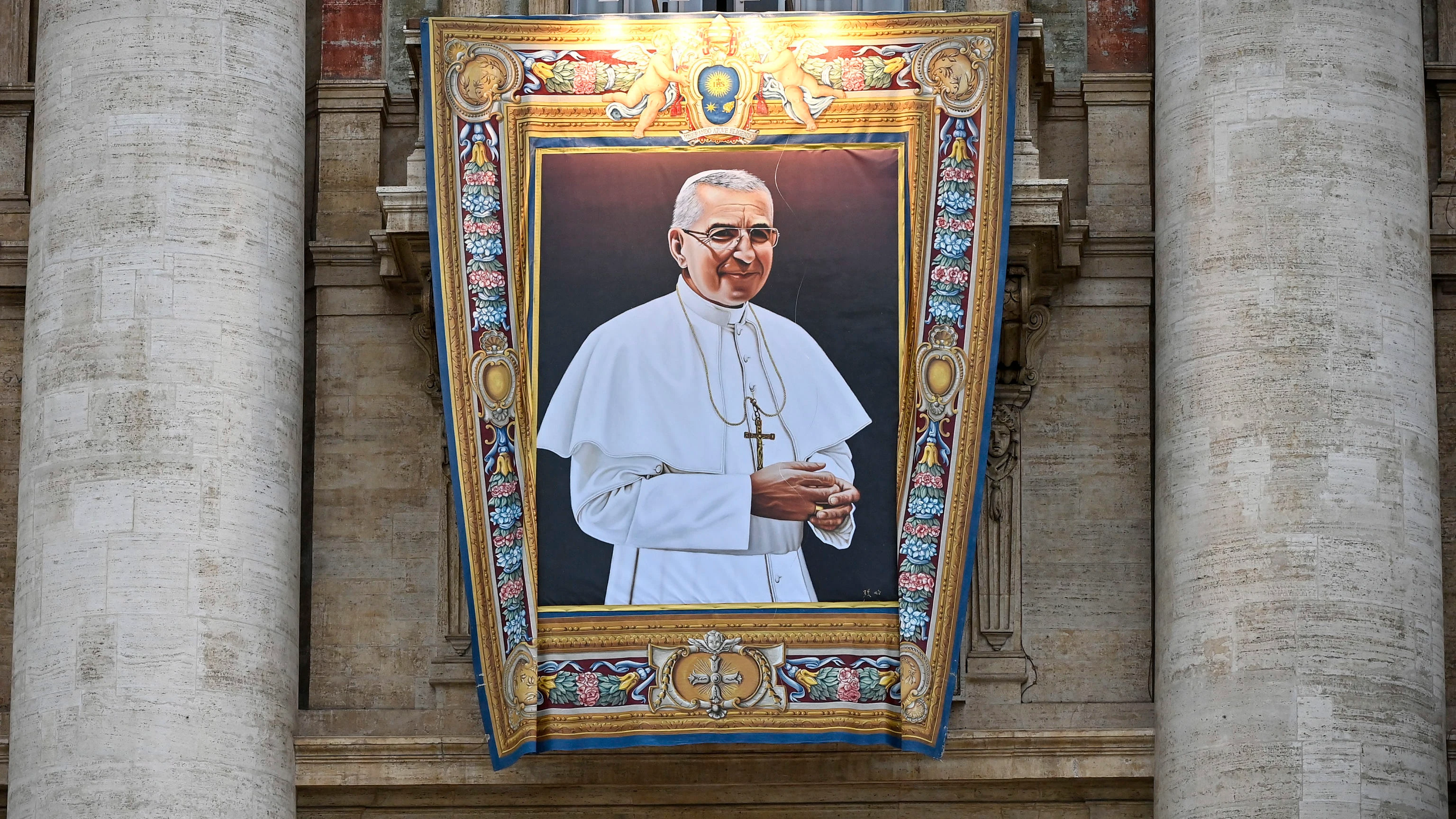 Imagen del papa Juan Pablo I en la fachada de la Basílica de San Pedro durante su beatificación Imagen del papa Juan Pablo I en la fachada de la Basílica de San Pedro durante su beatificación