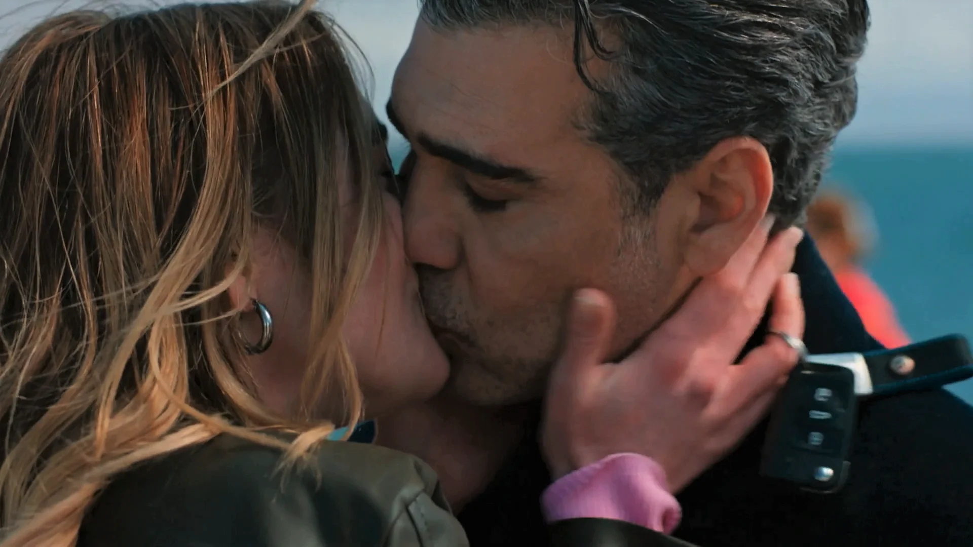 Derin y Volkan se reconcilian ante la atenta mirada de Asya Derin y Volkan se reconcilian ante la atenta mirada de Asya