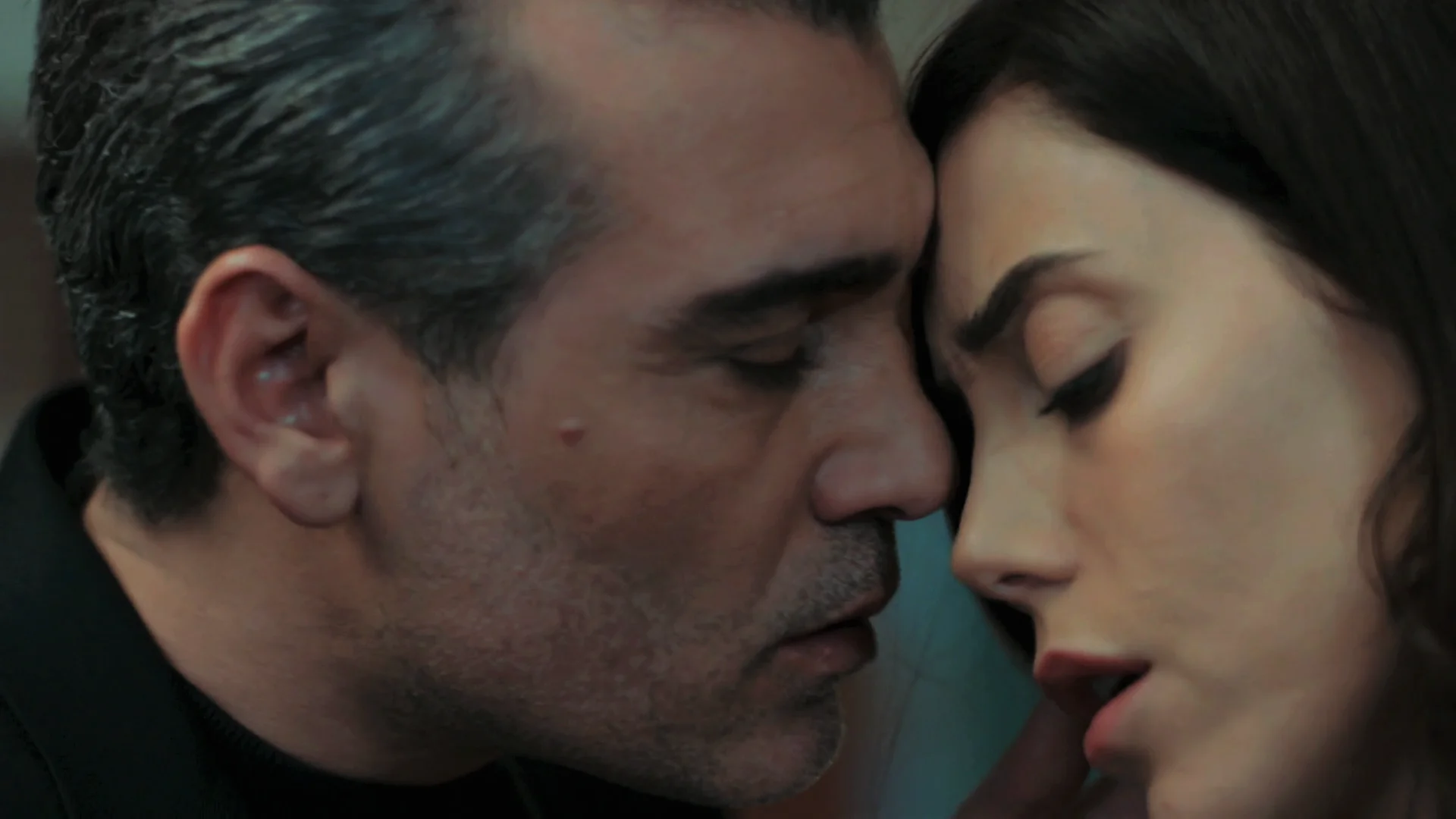 Volkan vuelve a caer en la trampa y…¡besa a Asya! Volkan vuelve a caer en la trampa y…¡besa a Asya!