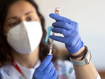 Imagen de archivo de una enfermera administrando una vacuna