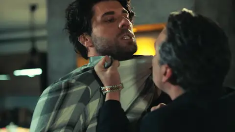 Volkan se enfrenta a Onur y le amenaza: “No te vuelvas a acercar ni a Asya ni a Derin” Volkan se enfrenta a Onur y le amenaza: “No te vuelvas a acercar ni a Asya ni a Derin”