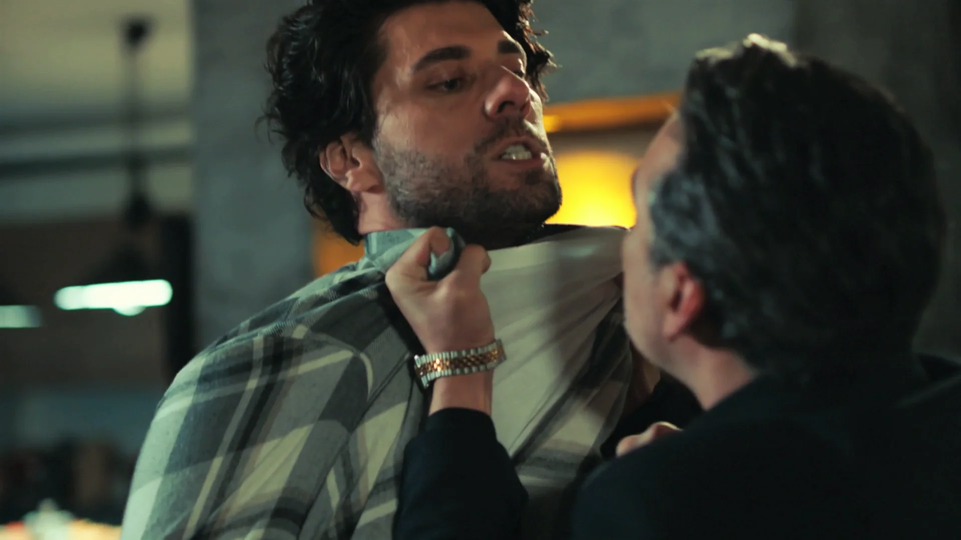 Volkan se enfrenta a Onur y le amenaza: “No te vuelvas a acercar ni a Asya ni a Derin” Volkan se enfrenta a Onur y le amenaza: “No te vuelvas a acercar ni a Asya ni a Derin”