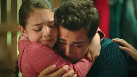 Ömer encuentra en su familia el apoyo que tanto necesita: “Somos hermanos y nada podrá cambiar eso" Ömer encuentra en su familia el apoyo que tanto necesita: “Somos hermanos y nada podrá cambiar eso"