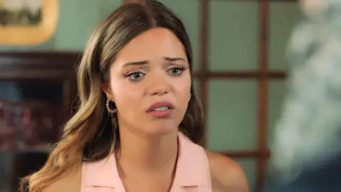 En el próximo capítulo de ‘Tierra Amarga’: La mansión Yaman vuelve a ser asaltada tras la inesperada vuelta de Demir En el próximo capítulo de ‘Tierra Amarga’: La mansión Yaman vuelve a ser asaltada tras la inesperada vuelta de Demir