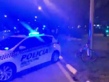 Un coche de Policía junto a la bicicleta del ciclista atropellado