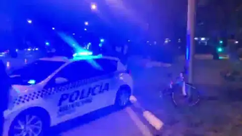 Un coche de Policía junto a la bicicleta del ciclista atropellado Un coche de Policía junto a la bicicleta del ciclista atropellado