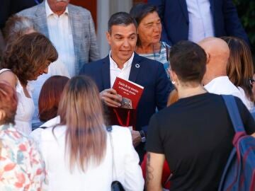 Pedro Sánchez posa con los asistentes al acto de apertura del curso político