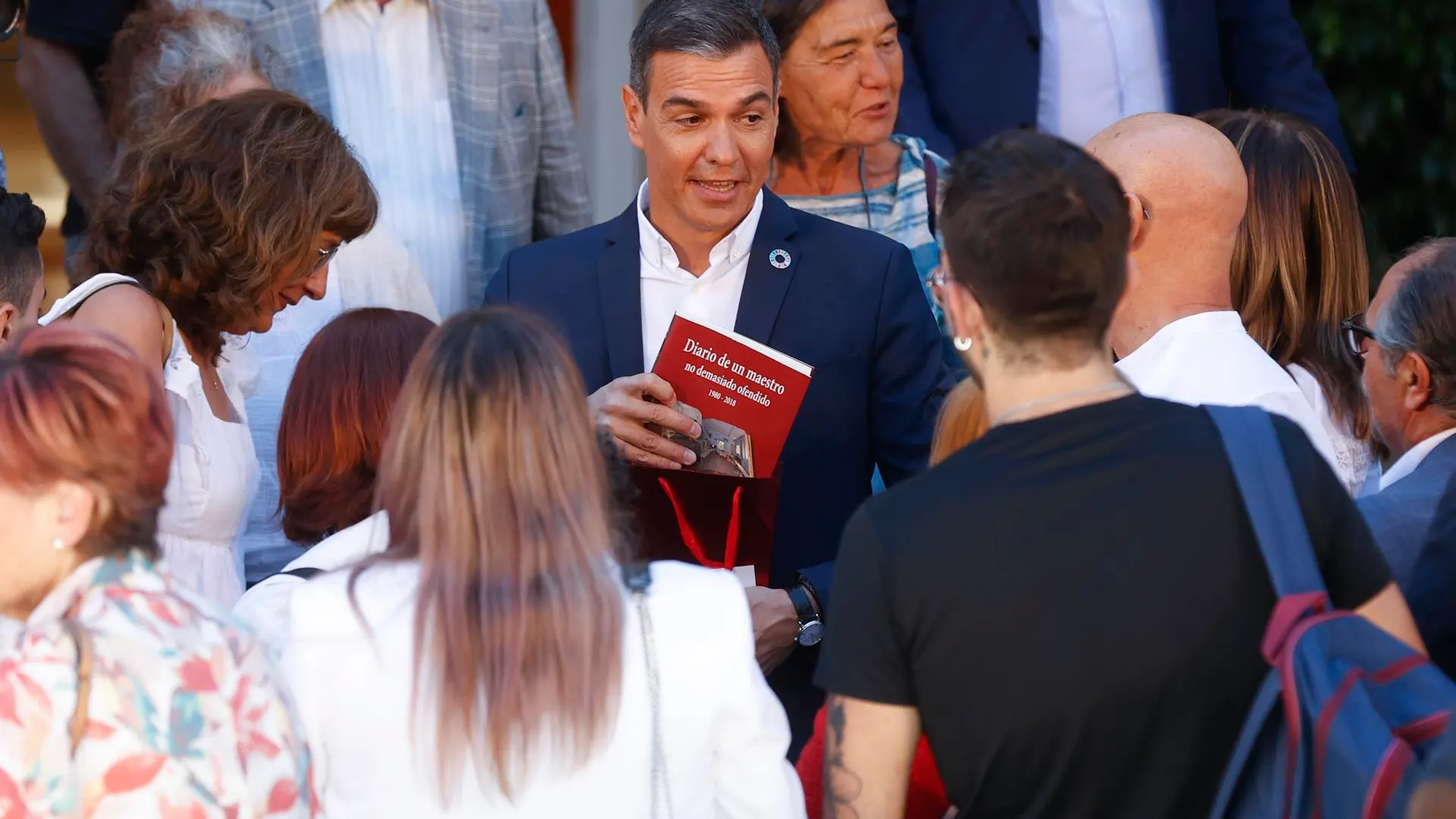 Pedro S&aacute;nchez posa con los asistentes al acto de apertura del curso pol&iacute;tico
