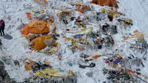 Imagen de la basura que se acumula en el K2 Imagen de la basura que se acumula en el K2