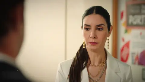 Ömer le deja las cosas claras a Suzan: "El día que me abandonaste como si fuera basura, se rompieron todos los vínculos entre nosotros" Ömer le deja las cosas claras a Suzan: "El día que me abandonaste como si fuera basura, se rompieron todos los vínculos entre nosotros"