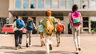 Imagen de varios niños acudiendo al colegio Imagen de varios niños acudiendo al colegio