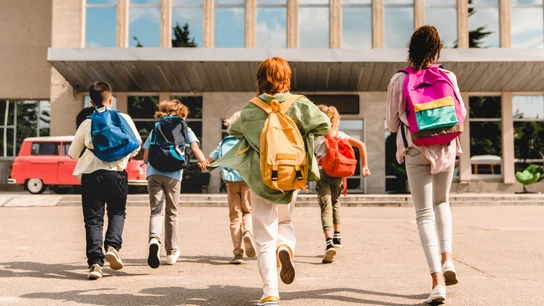 Imagen de varios niños acudiendo al colegio Imagen de varios niños acudiendo al colegio